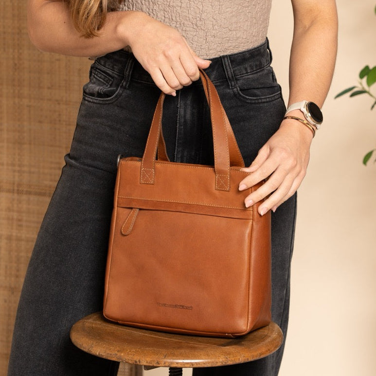 Styled Fit Perspective of Lingfield Full-Grain Leather Handbag 女士 on Model - Natural Daylight Drape