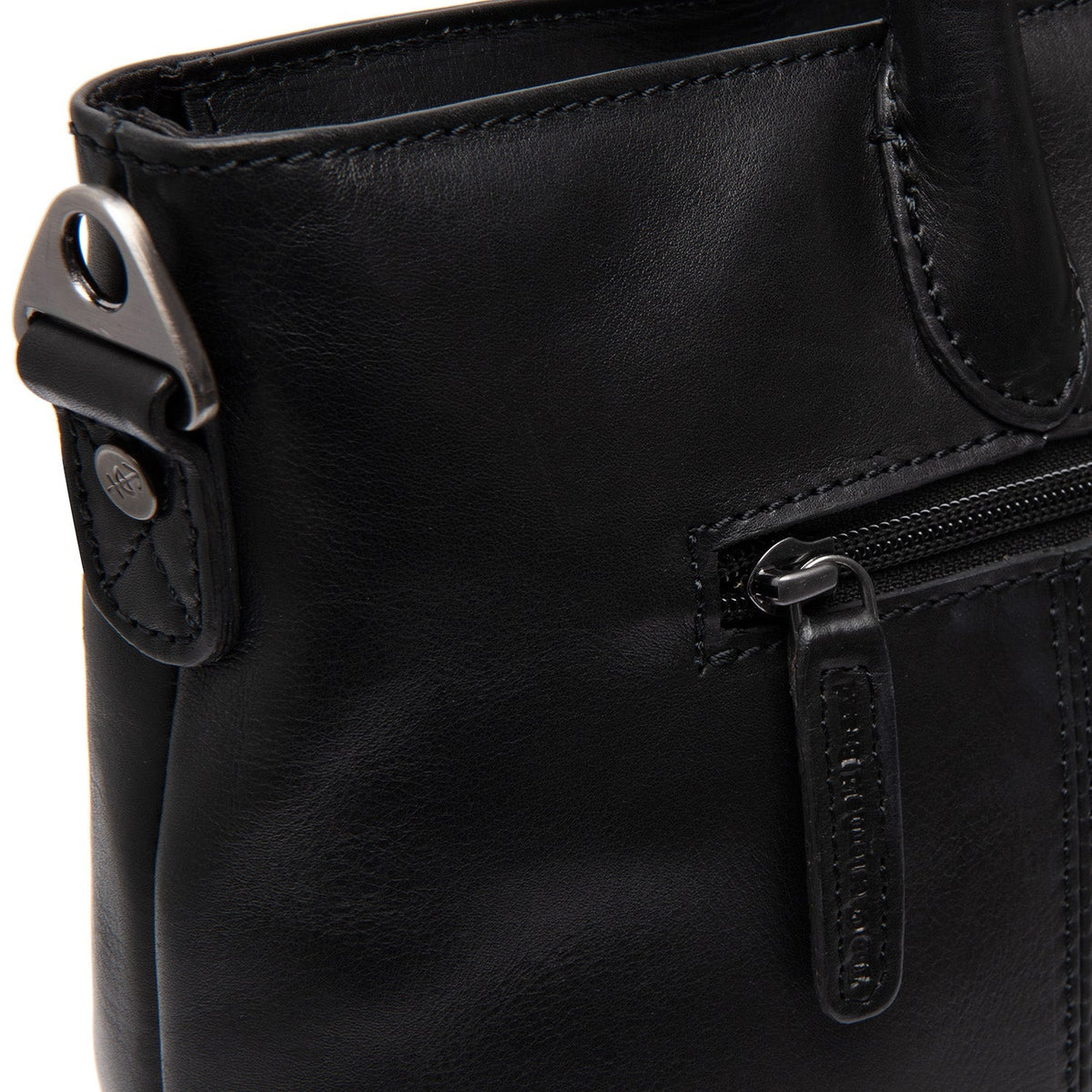 
细节特写 of Classic Collar & Heavy-Duty Zipper Hardware on Pergamino 真皮手提包