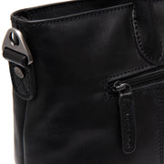 
细节特写 of Classic Collar & Heavy-Duty Zipper Hardware on Pergamino 真皮手提包