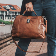 Styled Fit Perspective of Shaun Full-Grain Leather Handbag 女士 on Model - Natural Daylight Drape