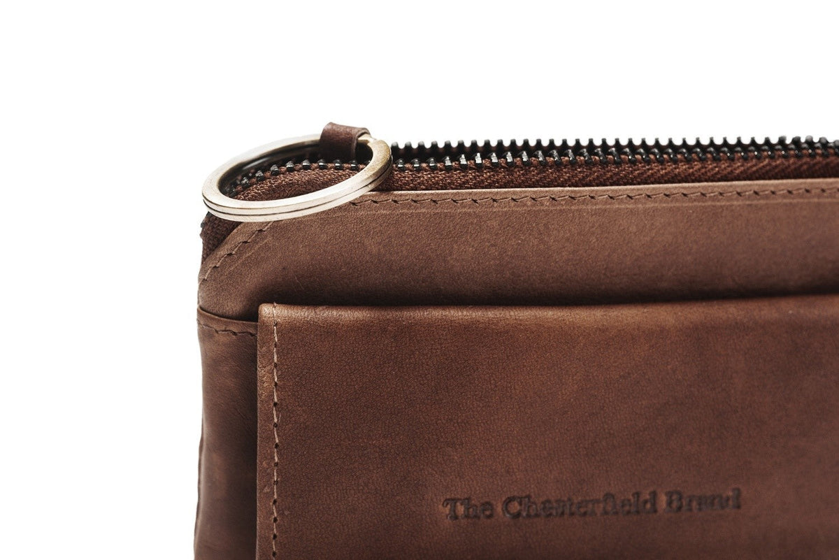 Styled Fit Perspective of Oliver Full-Grain Leather Key Case 女士 on Model - Natural Daylight Drape