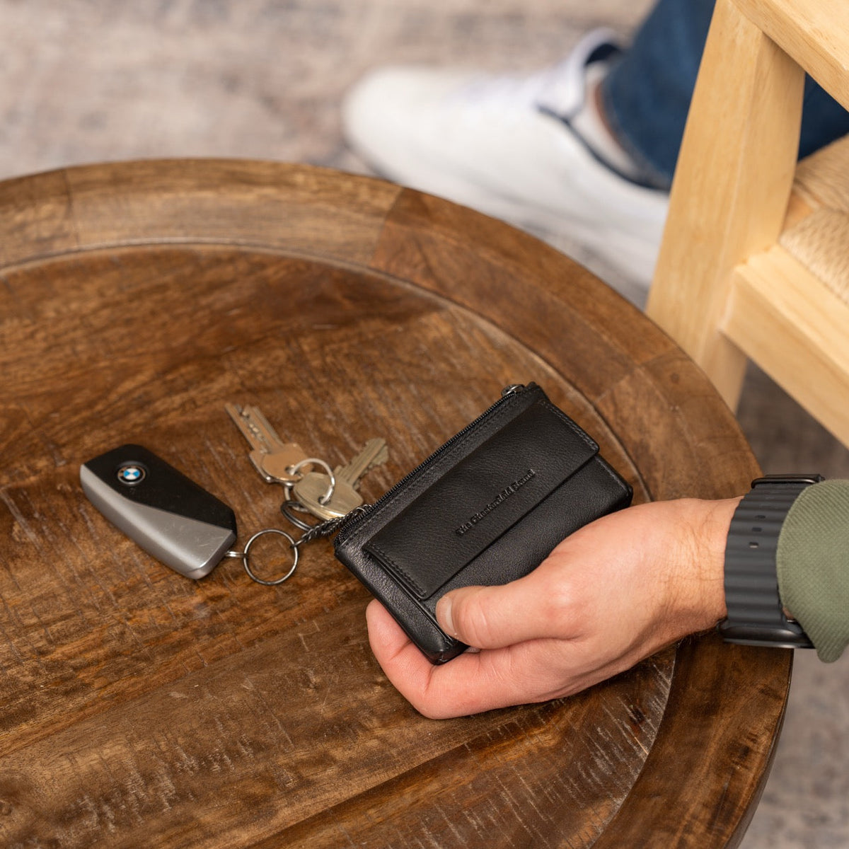 Torano Full-Grain Leather Key Case 女士 - Lateral Side Profile View Showing Sleeve Cut &amp; Athletic Taper Fit