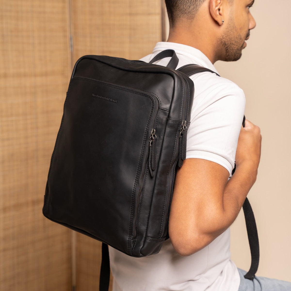 Classic 100% Full-Grain leather Backpack - 展现加固真皮背带与承重走线的背部视角
