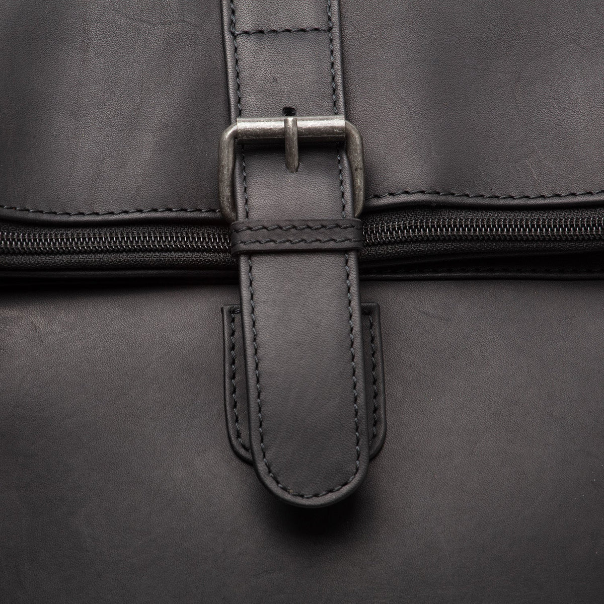 
Solid Antique Brass Hardware & Heavy-Duty Dual Zipper Detail on Larsson 头层真皮笔记本双肩包