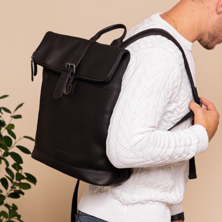 
Classic 100% Full-Grain leather Backpack - 展现加固真皮背带与承重走线的背部视角