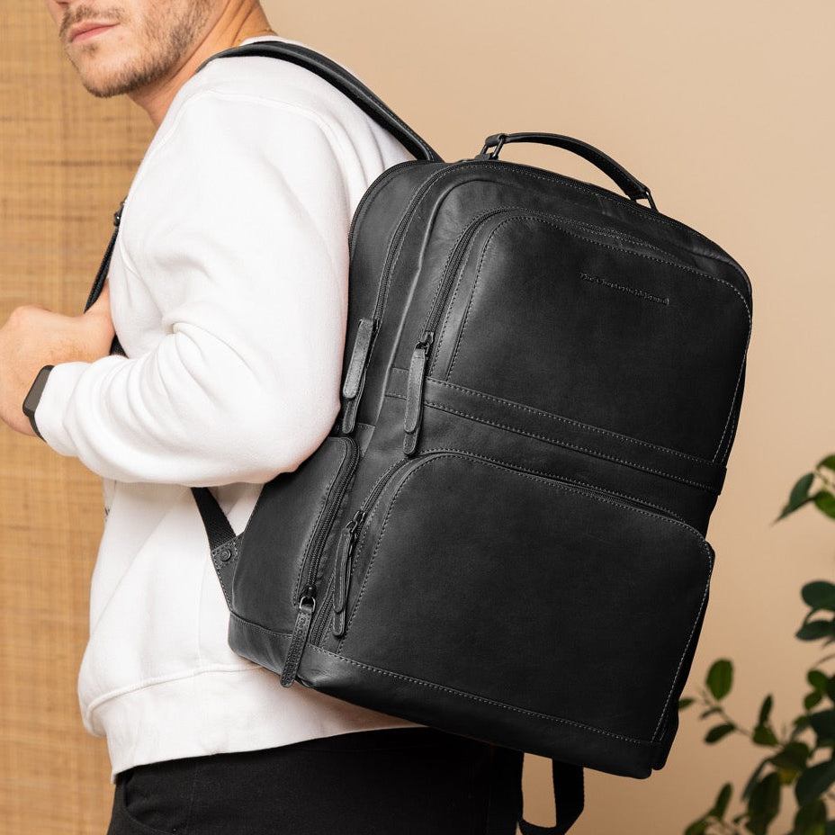 Classic 100% Full-Grain leather Backpack - 展现加固真皮背带与承重走线的背部视角