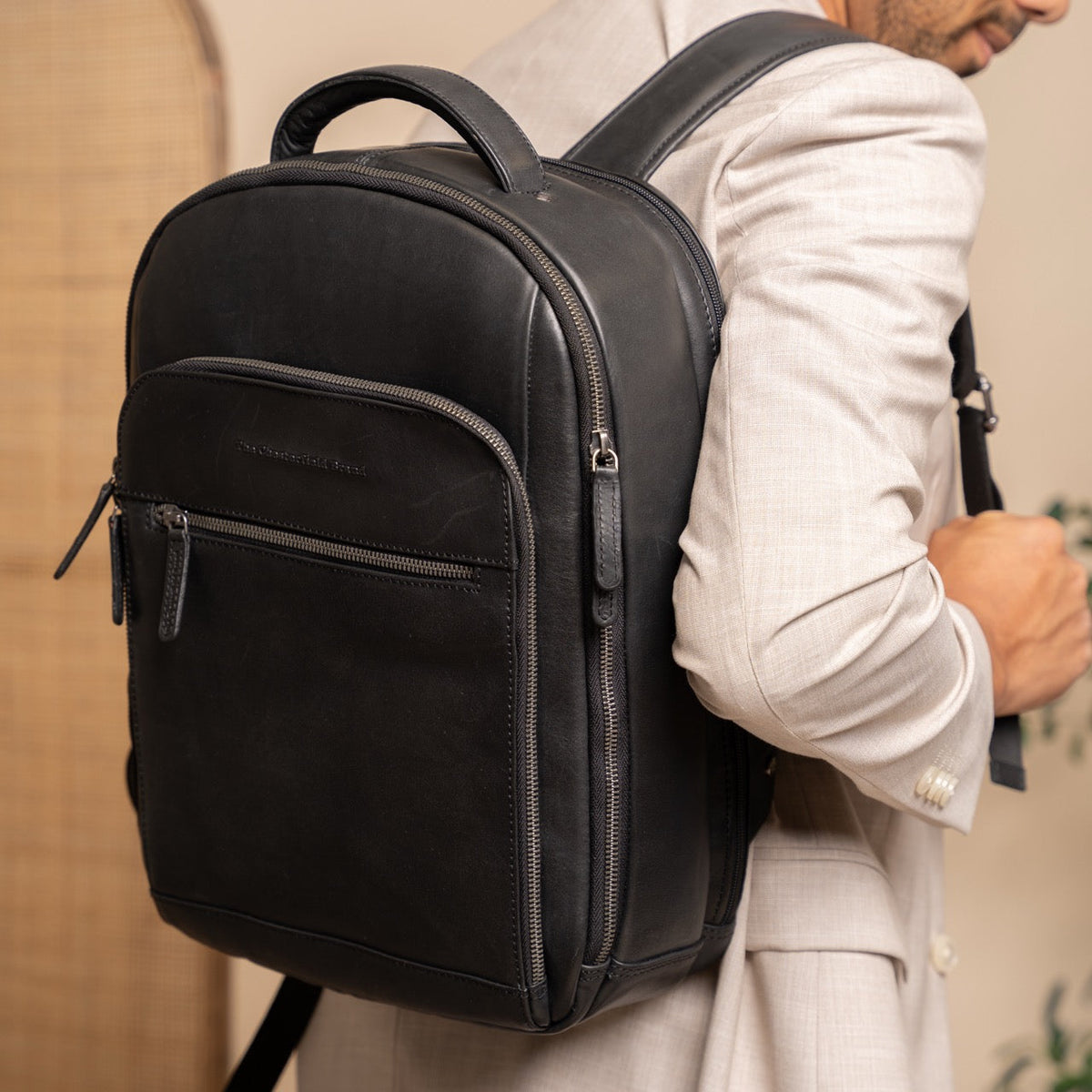 Classic 100% Full-Grain leather Backpack - 展现加固真皮背带与承重走线的背部视角