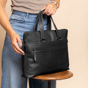 
Classic 100% Full-Grain leather Briefcase - 展现加固真皮背带与承重走线的背部视角