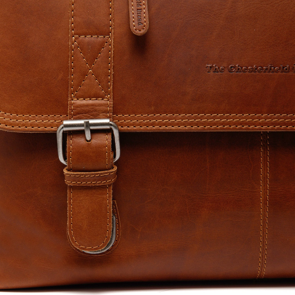 
Solid Antique Brass Hardware & Heavy-Duty Dual Zipper Detail on Imperia 真皮公文电脑包