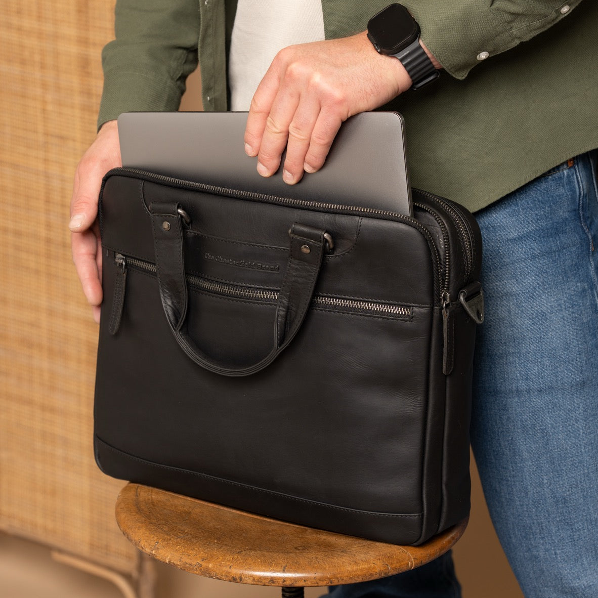 
Classic 100% Full-Grain leather Briefcase - 展现加固真皮背带与承重走线的背部视角
