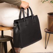 
Classic 100% Full-Grain leather Briefcase - 展现加固真皮背带与承重走线的背部视角