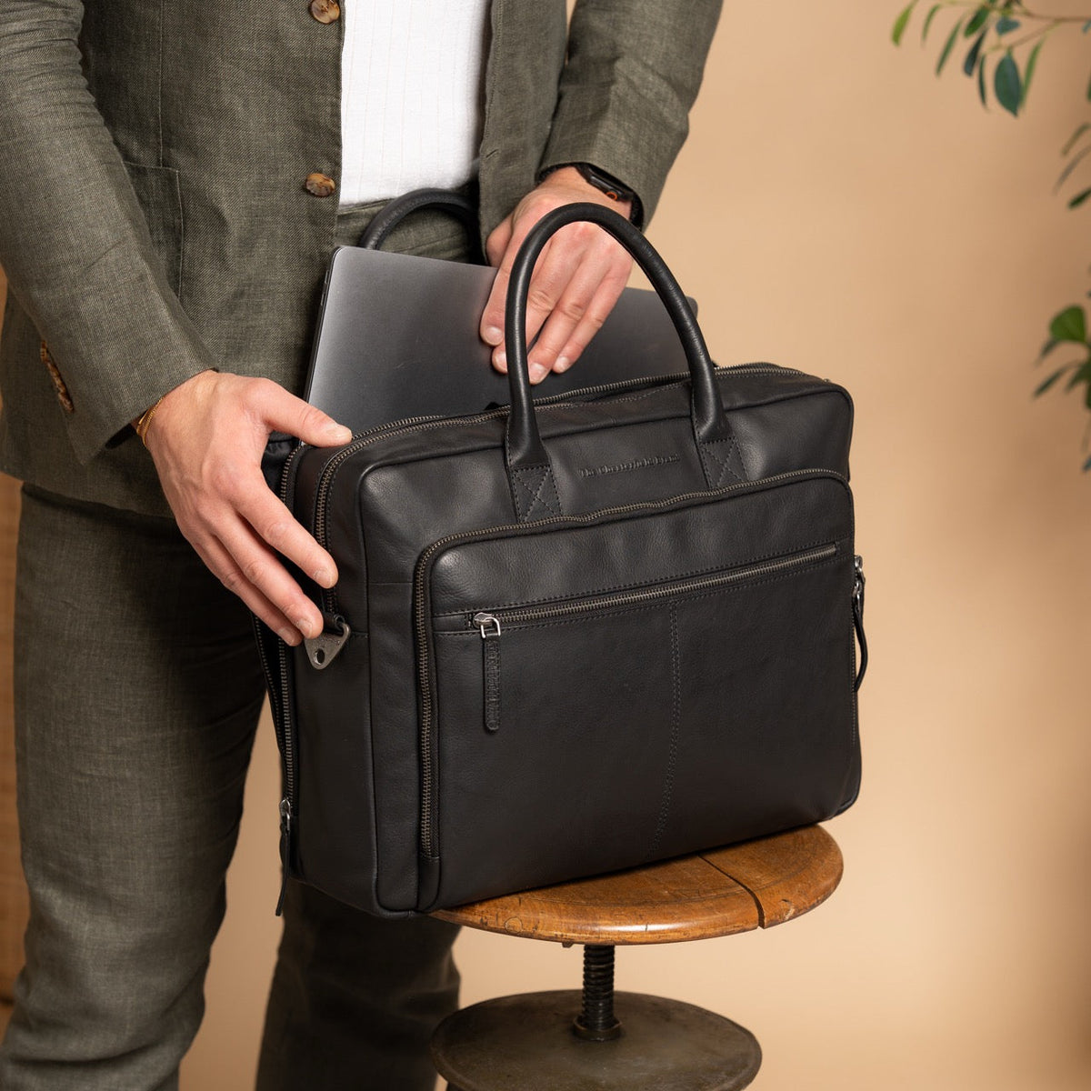 Tacama Full-Grain Leather Laptop Bag 女士 - Structured Side Profile Showing Gusset Depth &amp; Expansion Capacity