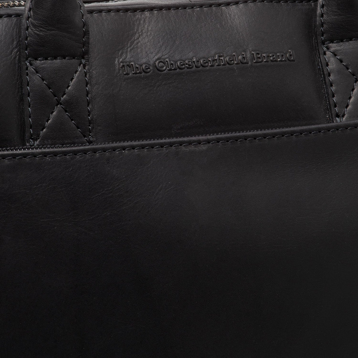 
Solid Antique Brass Hardware & Heavy-Duty Dual Zipper Detail on Tilbury 真皮公文电脑包