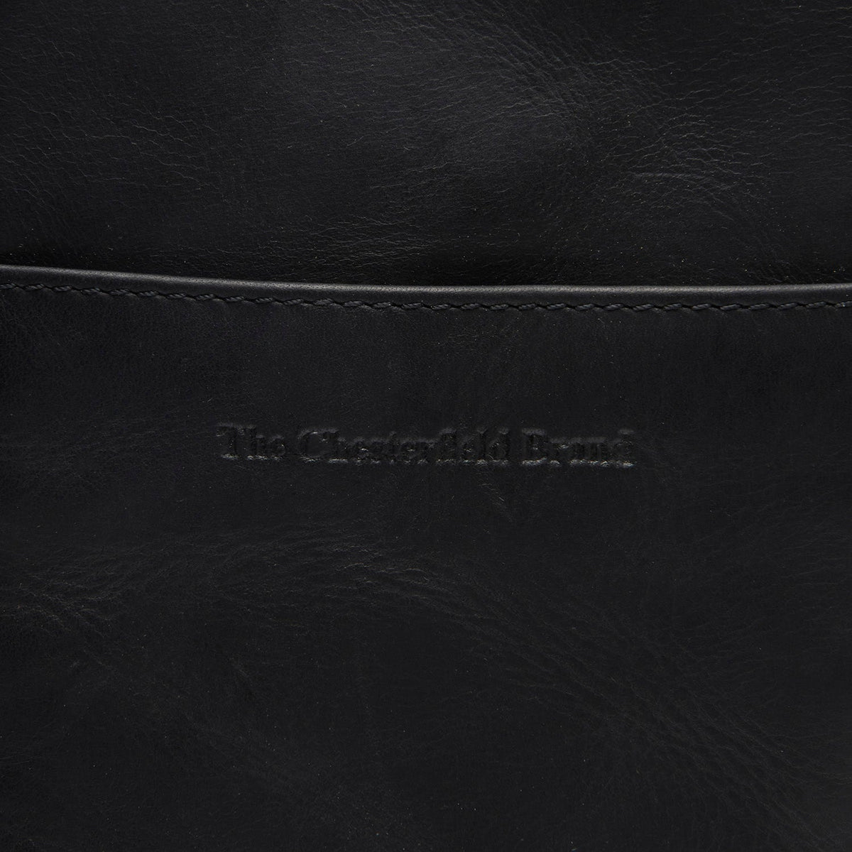 
细节特写 of Classic Collar & Heavy-Duty Zipper Hardware on Alesund 头层牛皮 Phone Bag