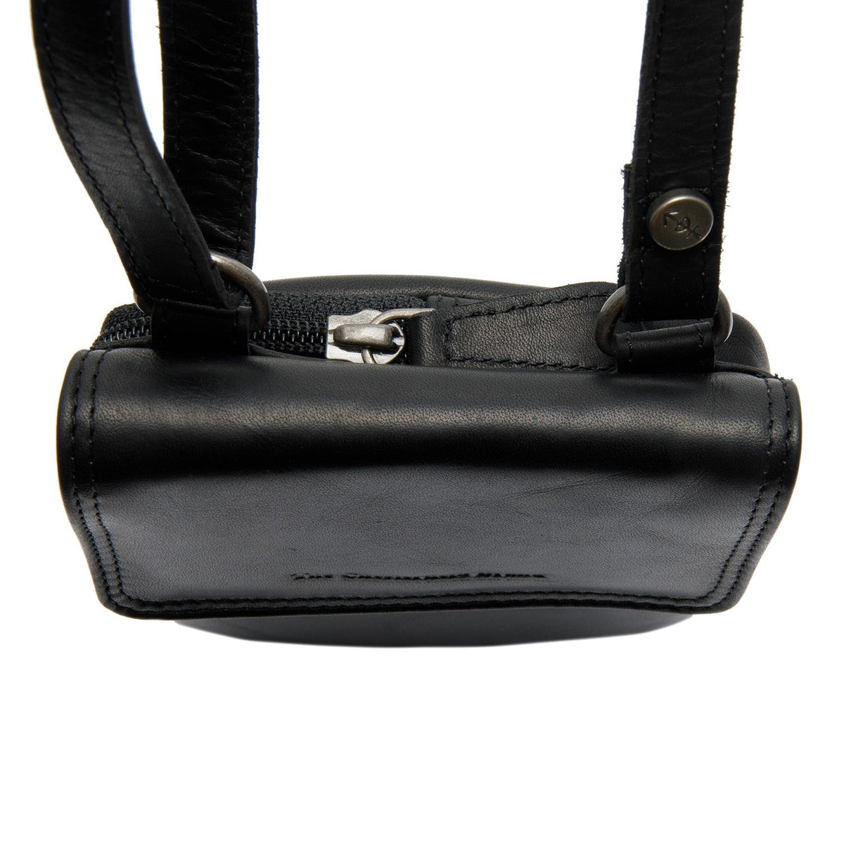 
细节特写 of Classic Collar & Heavy-Duty Zipper Hardware on Langley 头层牛皮 Phone Bag