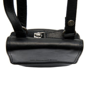 
细节特写 of Classic Collar & Heavy-Duty Zipper Hardware on Langley 头层牛皮 Phone Bag