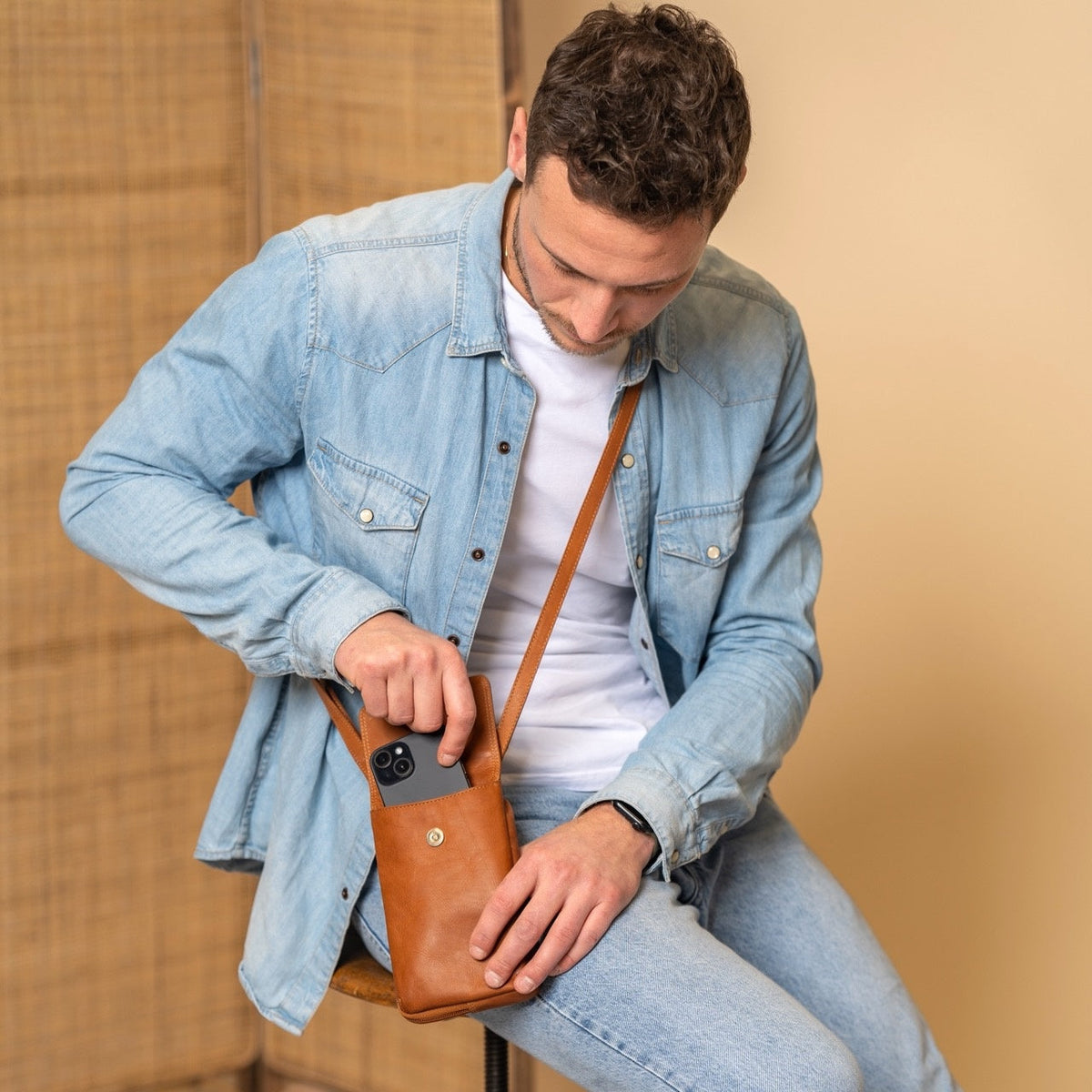 
Langley 头层牛皮 Phone Bag – alternate product view 3