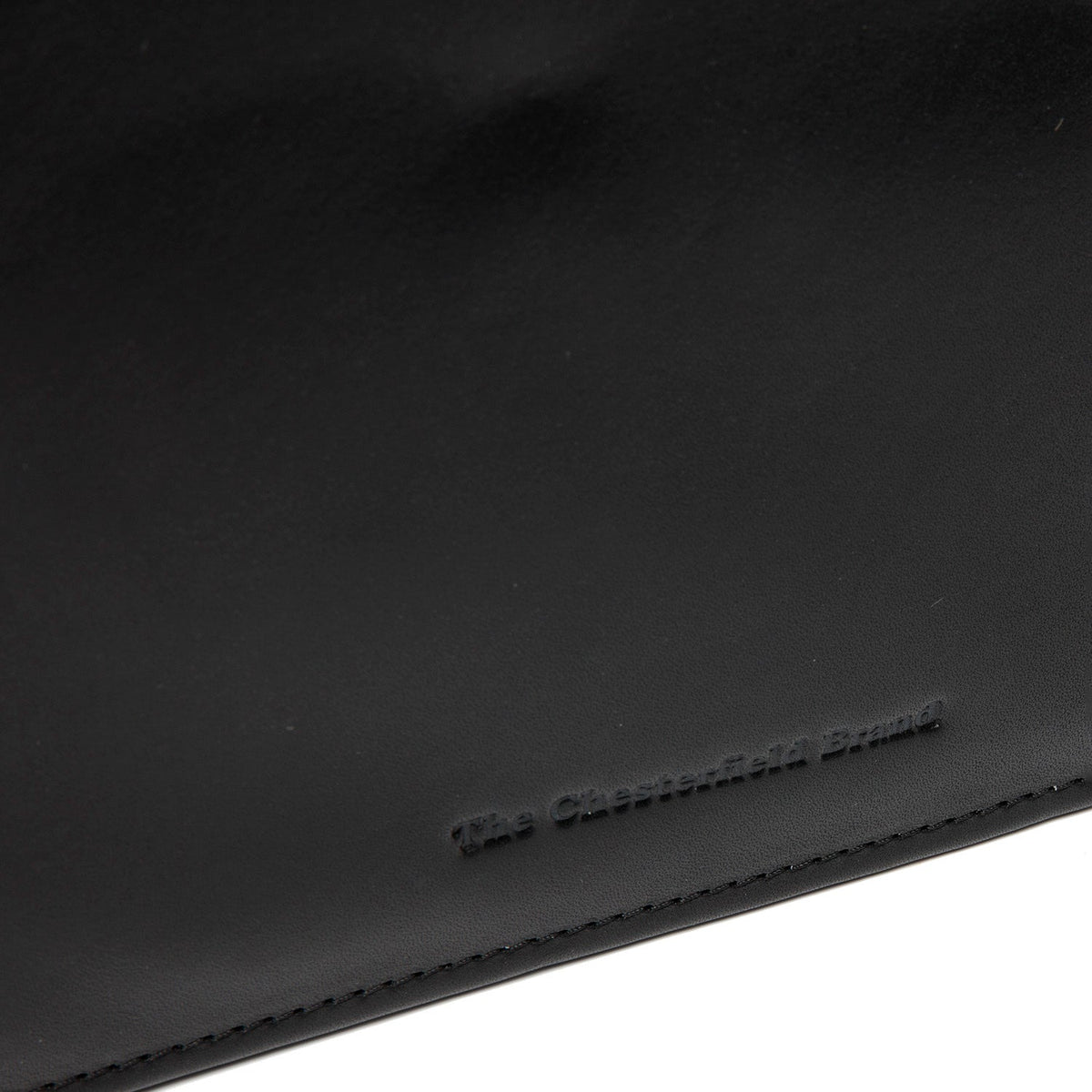 Close-Up Detail of Classic Collar &amp; Heavy-Duty Zipper Hardware on Leather Portfolio Moreton 女士