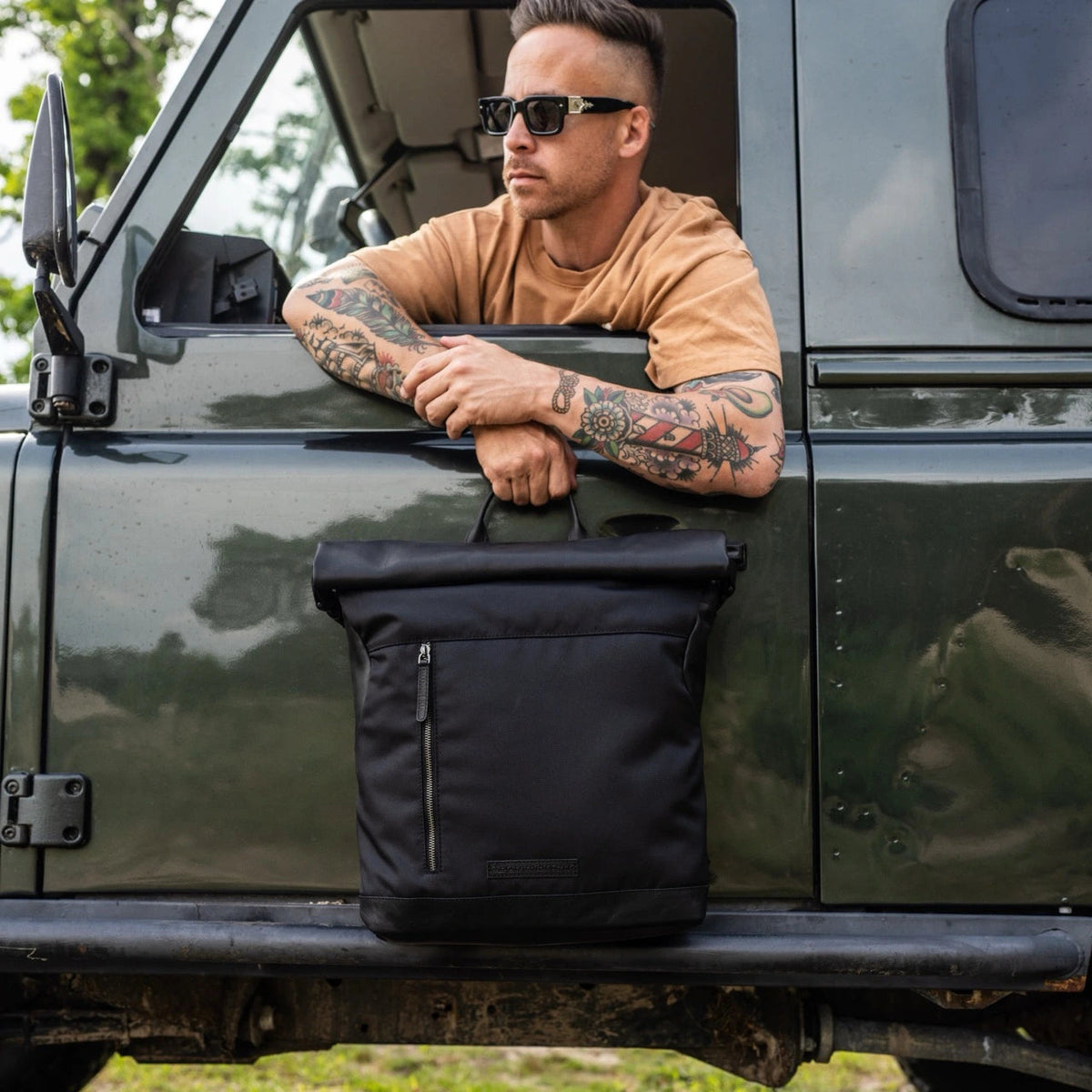 
Bornholm 头层牛皮 Roll-top Backpack - 立体侧面展现包身风琴褶与扩容深度