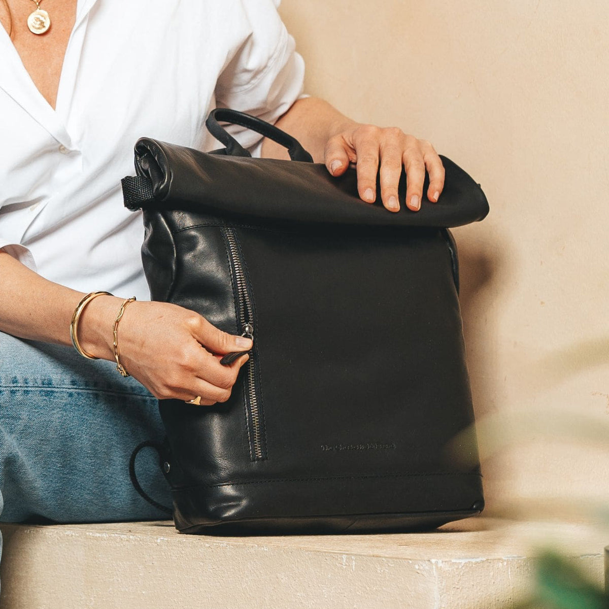 
Classic 100% Full-Grain leather Backpack - 展现加固真皮背带与承重走线的背部视角