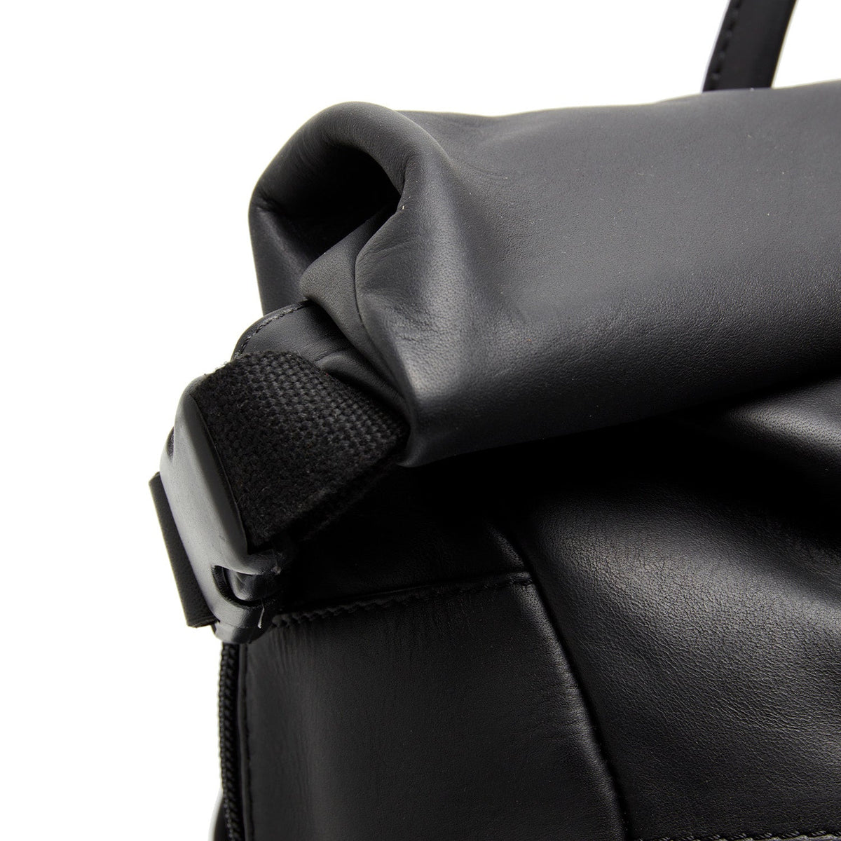
Mazara 头层牛皮 Roll-top Backpack - 立体侧面展现包身风琴褶与扩容深度