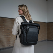 Remo Full-Grain Leather Roll-top Backpack 女士 - Structured Side Profile Showing Gusset Depth &amp; Expansion Capacity