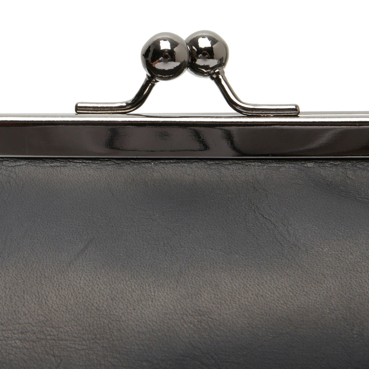 
Classic 100% Full-Grain leather Bag - 展现加固真皮背带与承重走线的背部视角