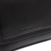 
Classic 100% Full-Grain leather Bag - 展现加固真皮背带与承重走线的背部视角