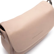 
Solid Antique Brass Hardware & Heavy-Duty Dual Zipper Detail on Miloa 真皮单肩包