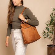 Rome Full-Grain Leather Shoulder Bag 女士 - Structured Side Profile Showing Gusset Depth &amp; Expansion Capacity