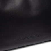 
内衬展示 Showing Dedicated Padded Laptop Sleeve & Multi-Compartment Organization