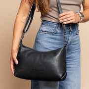 
Classic 100% Full-Grain leather Bag - 展现加固真皮背带与承重走线的背部视角