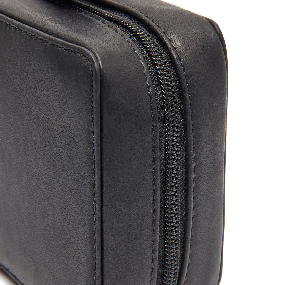 Close-Up Detail of Classic Collar &amp; Heavy-Duty Zipper Hardware on Leather Tech-Organizer Ardan 女士