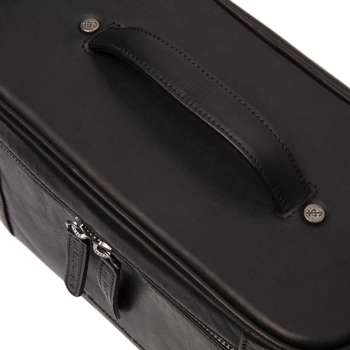 Close-Up Detail of Classic Collar &amp; Heavy-Duty Zipper Hardware on Limone Full-Grain Leather Toiletry Bag 女士