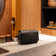 Classic 100% Full-Grain leather Goods - 展示肩部贴合剪裁与利落下摆的背面细节