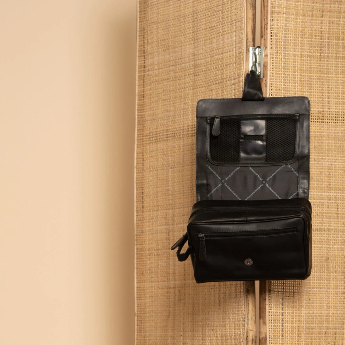 Rosario 头层牛皮 Toiletry Bag - 展示利落袖形与运动流线轮廓的侧身轮廓