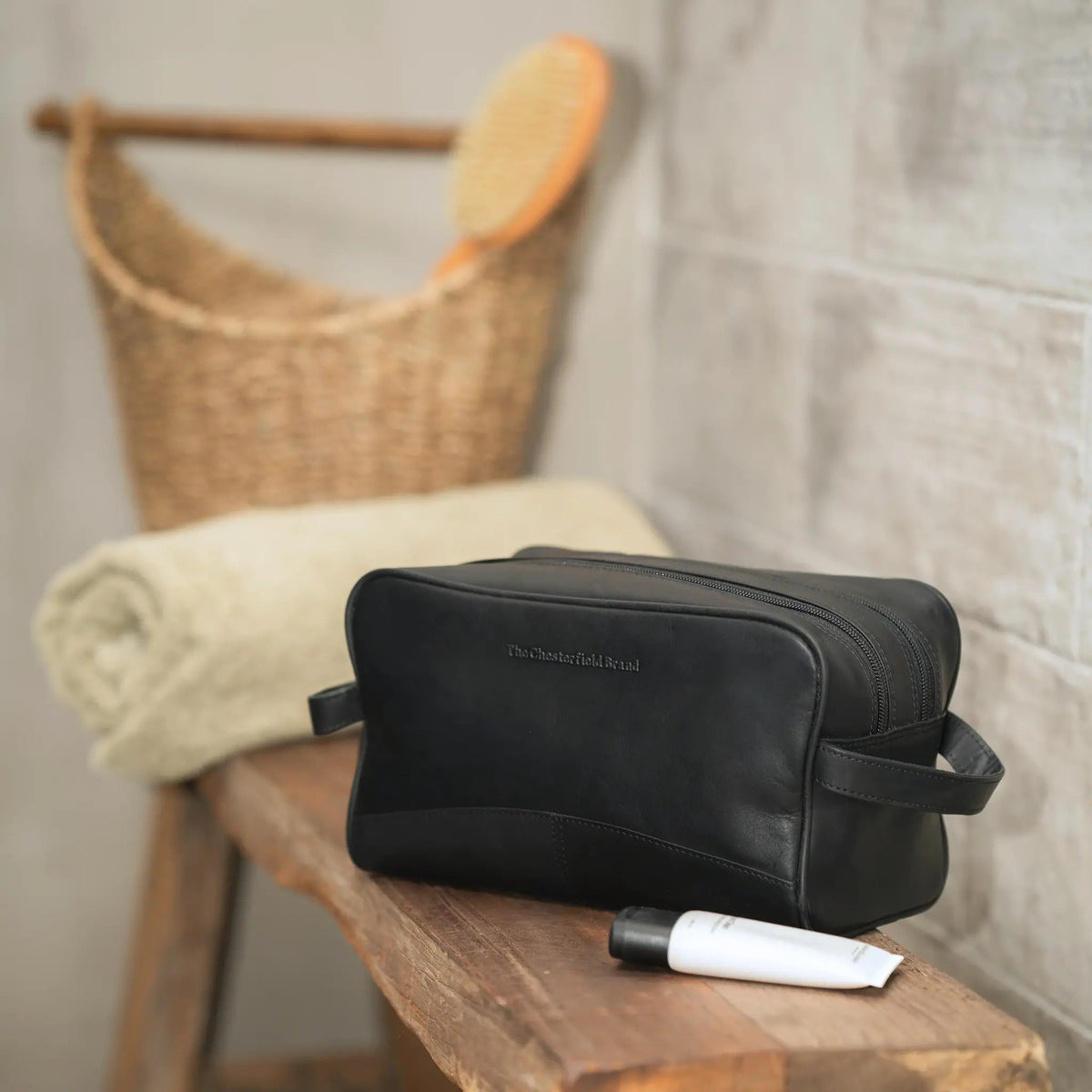 Stacey Full-Grain Leather Toiletry Bag 女士 - Lateral Side Profile View Showing Sleeve Cut &amp; Athletic Taper Fit