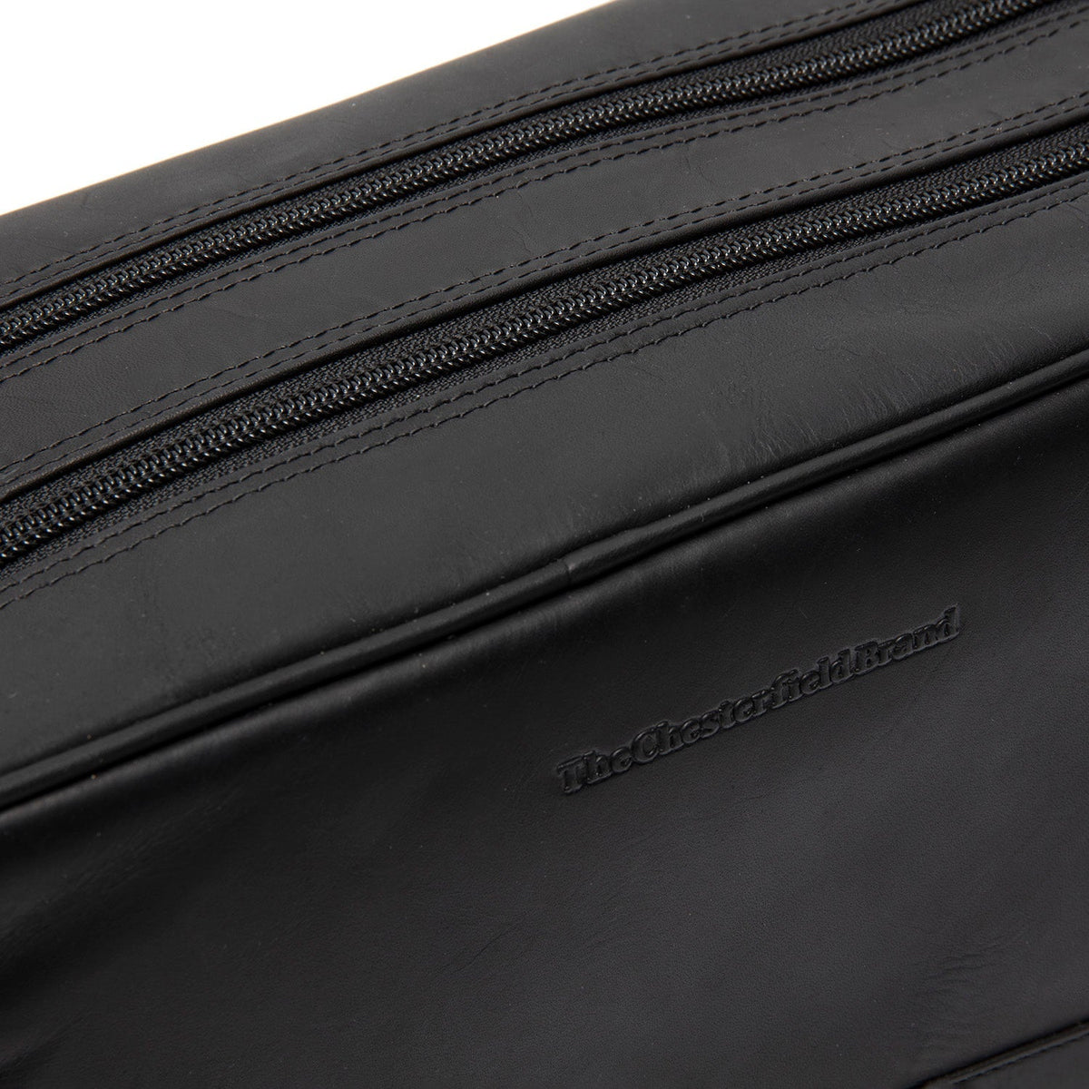 
细节特写 of Classic Collar & Heavy-Duty Zipper Hardware on Stefan 真皮洗漱收纳包