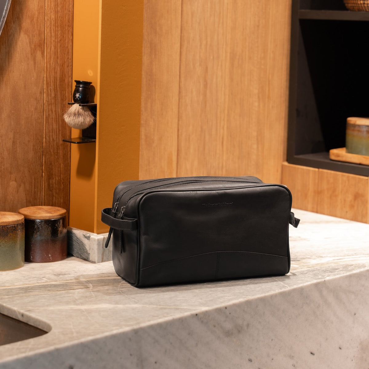 
Classic 100% Full-Grain leather Goods - 展现肩线贴合与利落下摆的背部视角