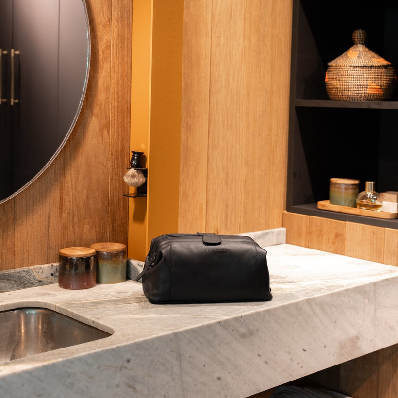 Vince Full-Grain Leather Toiletry Bag 女士