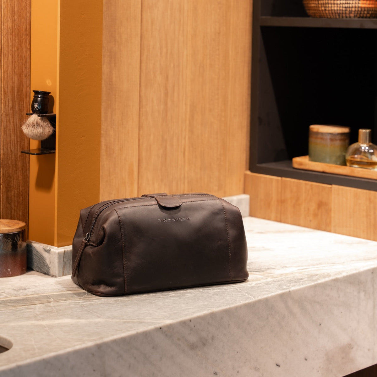 Styled Fit Perspective of Vince Full-Grain Leather Toiletry Bag 女士 on Model - Natural Daylight Drape