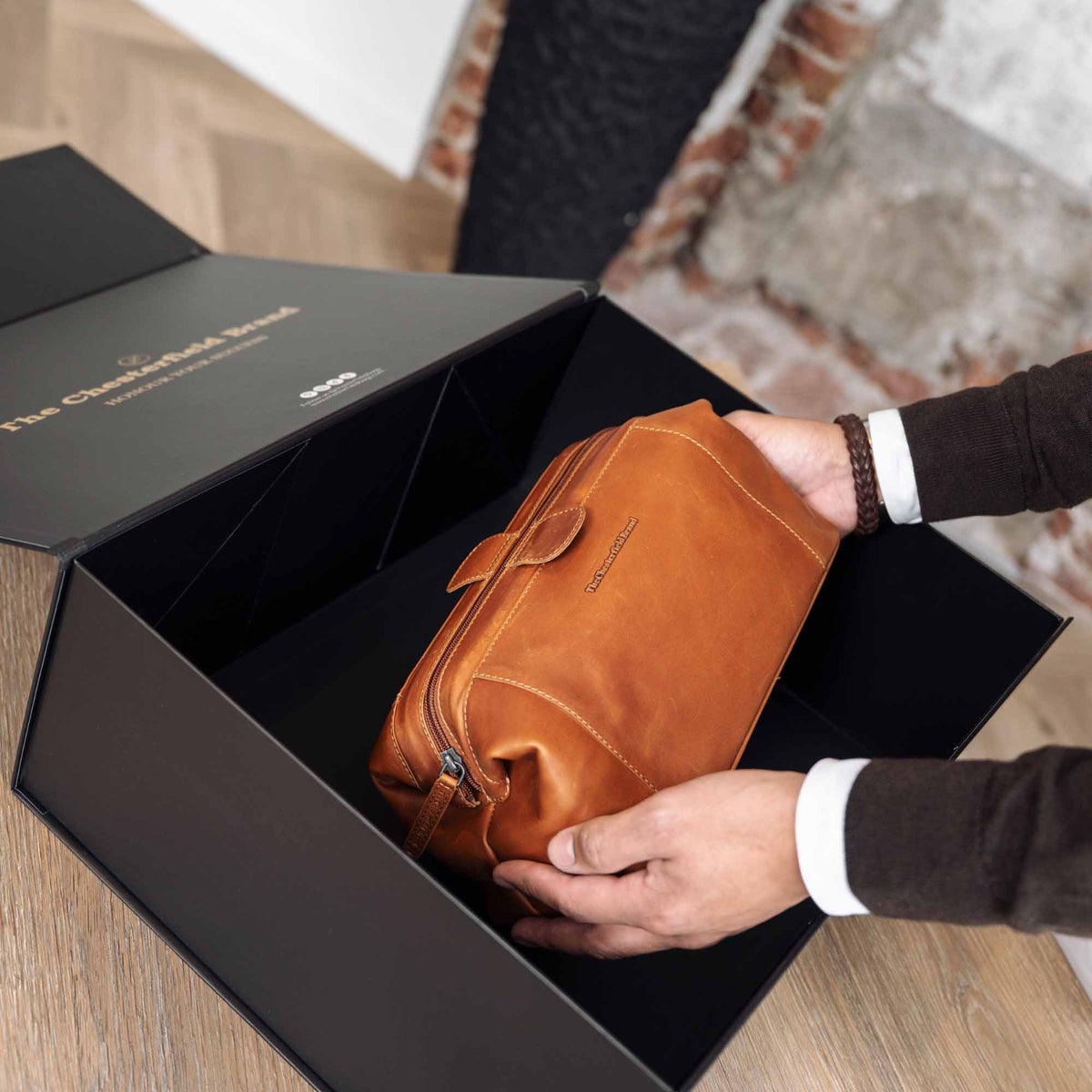 Vince Full-Grain Leather Toiletry Bag 女士 – alternate product view 2