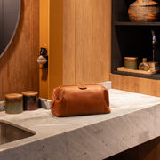 Vince Full-Grain Leather Toiletry Bag 女士 – alternate product view 3