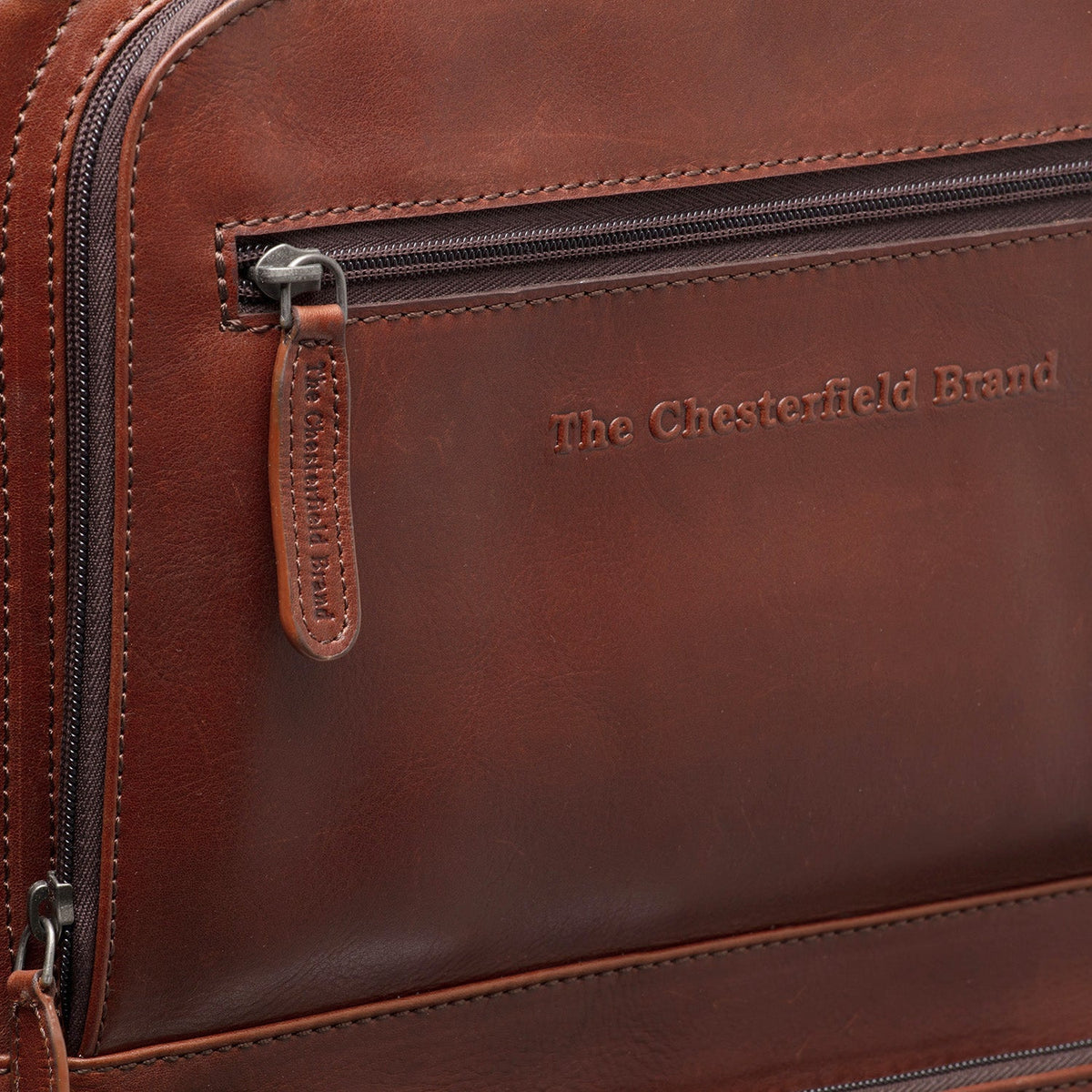
细节特写 of Classic Collar & Heavy-Duty Zipper Hardware on Leather Trolley San Marino 女士