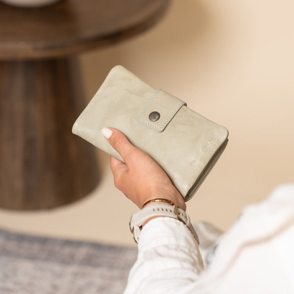 
Classic 100% Full-Grain leather Wallet - 展现加固真皮背带与承重走线的背部视角