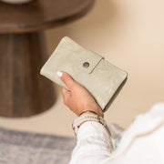 
Classic 100% Full-Grain leather Wallet - 展现加固真皮背带与承重走线的背部视角