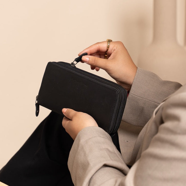 
Classic 100% Full-Grain leather Wallet - 展现加固真皮背带与承重走线的背部视角