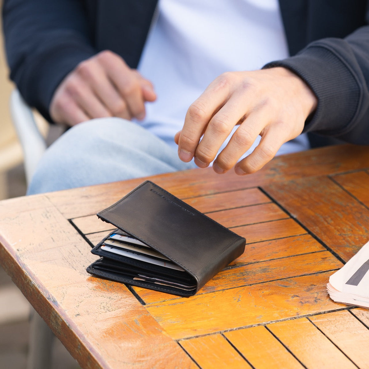 Ralph Full-Grain Leather Wallet 男士 - Structured Side Profile Showing Gusset Depth &amp; Expansion Capacity