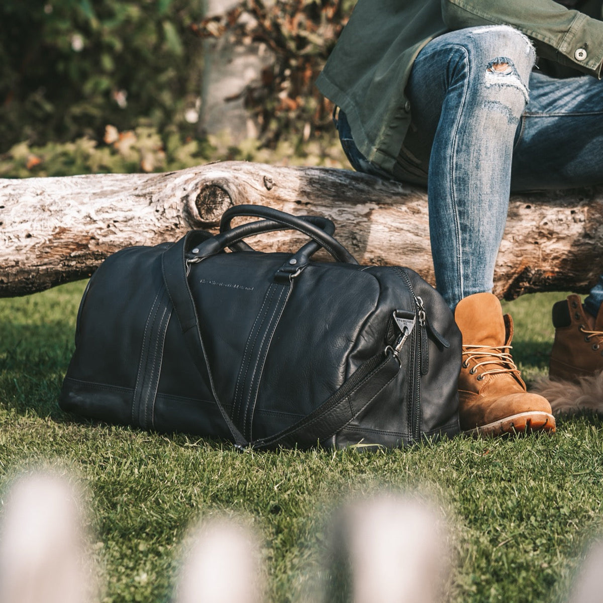 Melbourne Full-Grain Leather Weekender Bag 女士 - Structured Side Profile Showing Gusset Depth &amp; Expansion Capacity