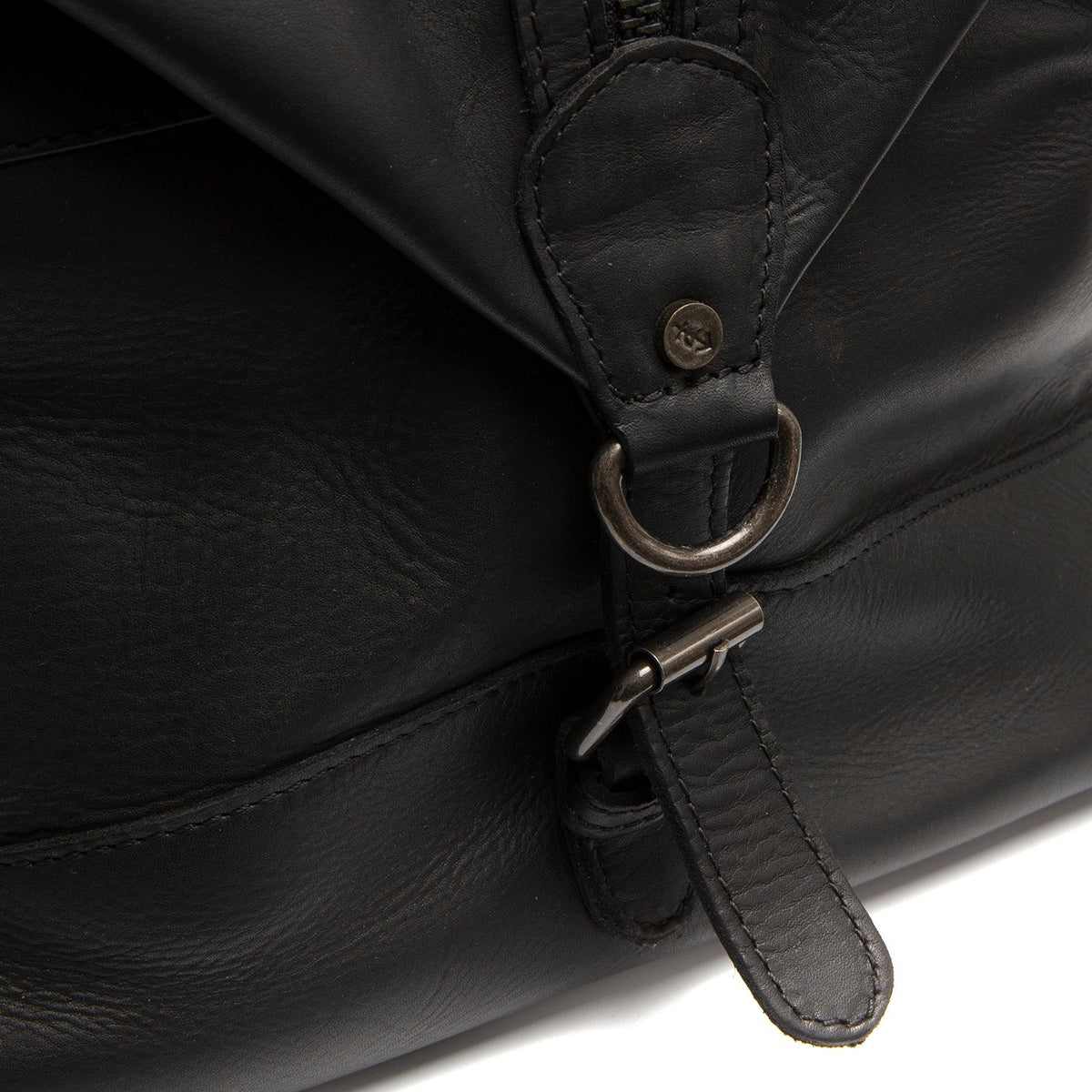 
Solid Antique Brass Hardware & Heavy-Duty Dual Zipper Detail on Portsmouth II 真皮旅行手提包